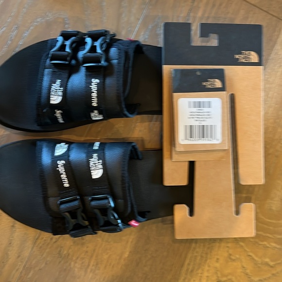 SUPREME THE NORTH FACE black slides size 9 men’s with tags, box & supreme bag - Picture 4 of 9